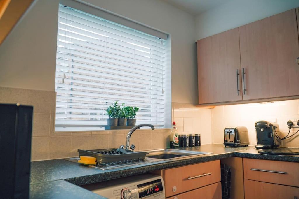 Modern 2 Bed Apartment Near City Centre Chelmsford Exterior foto