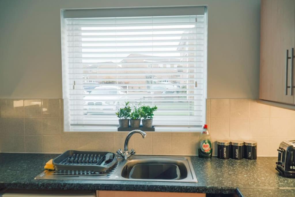 Modern 2 Bed Apartment Near City Centre Chelmsford Exterior foto
