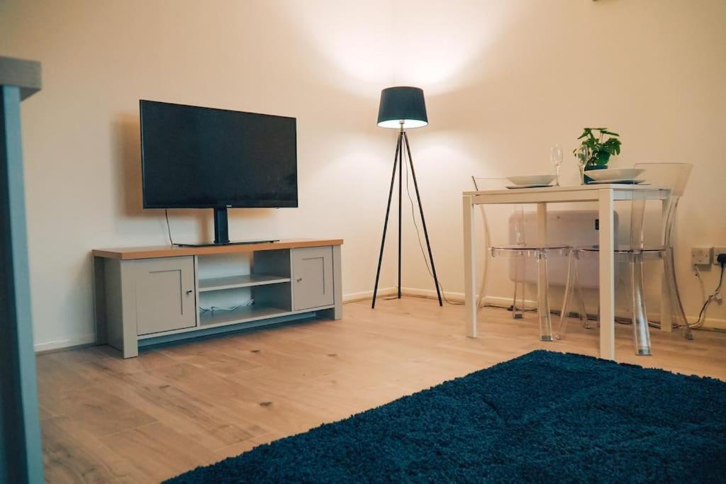 Modern 2 Bed Apartment Near City Centre Chelmsford Exterior foto