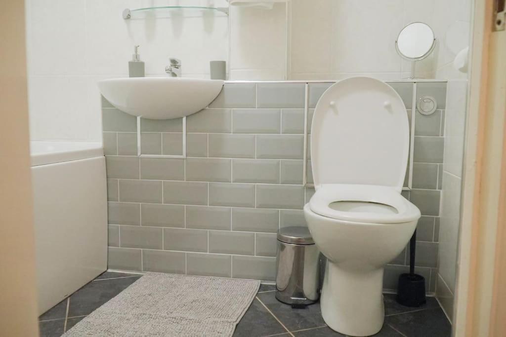 Modern 2 Bed Apartment Near City Centre Chelmsford Exterior foto