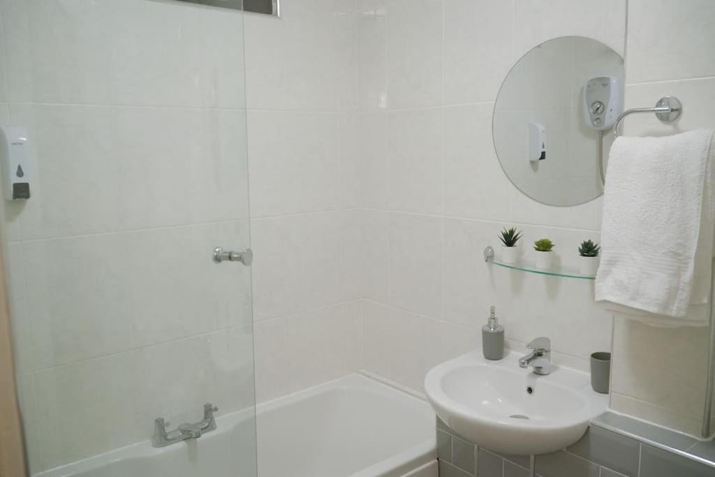 Modern 2 Bed Apartment Near City Centre Chelmsford Exterior foto